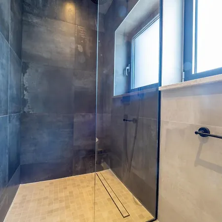 Greta Heated Pool 40m2, Sea View Risika