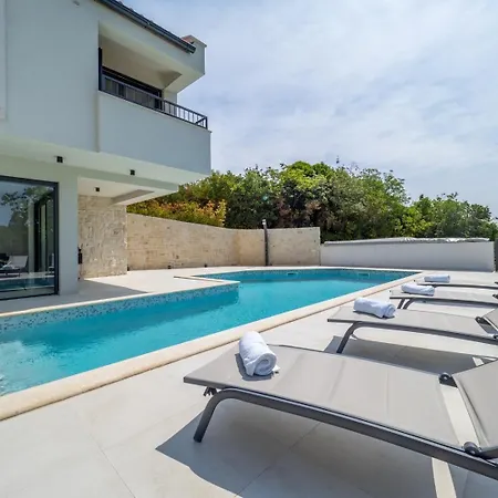 Greta Heated Pool 40m2, Sea View Villa Risika